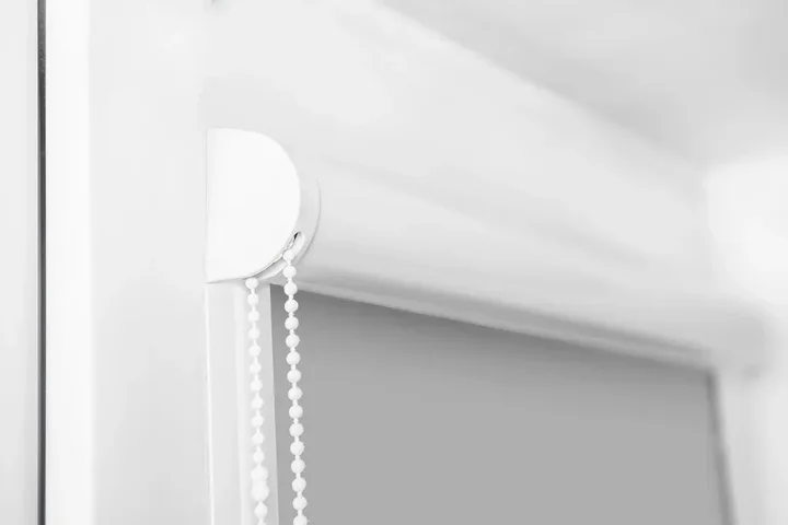 Rolety w kasecie – budowa, działanie i rodzaje systemów prowadnic