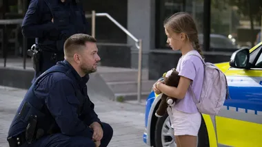 Gdy dziecko traci opiekuna z oczu - policjant wskazał bezpieczne rozwiązanie