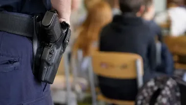 Dzieci odwiedziły żorską komendę. Policjanci mówili o zagrożeniach
