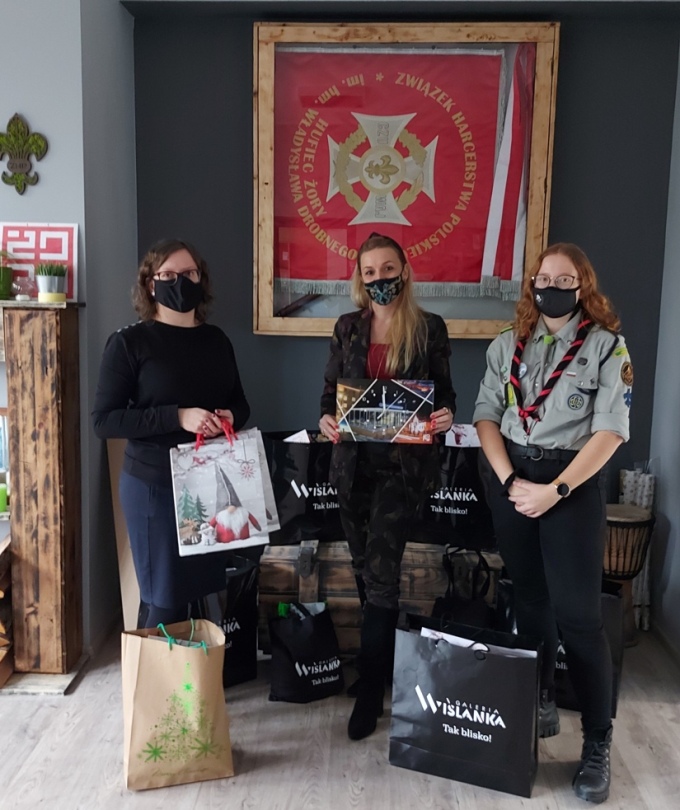 Na zdjęciu przedstawicielki Galerii Wiślanka, ZHP Żory oraz ŻCOP prezentują paczki przygotowane dla potrzebujących.