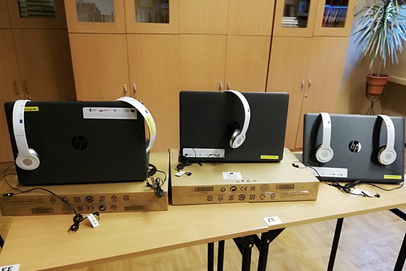 Na zdjęciu trzy zakupione laptopy wraz z zestawami słuchawkowymi 