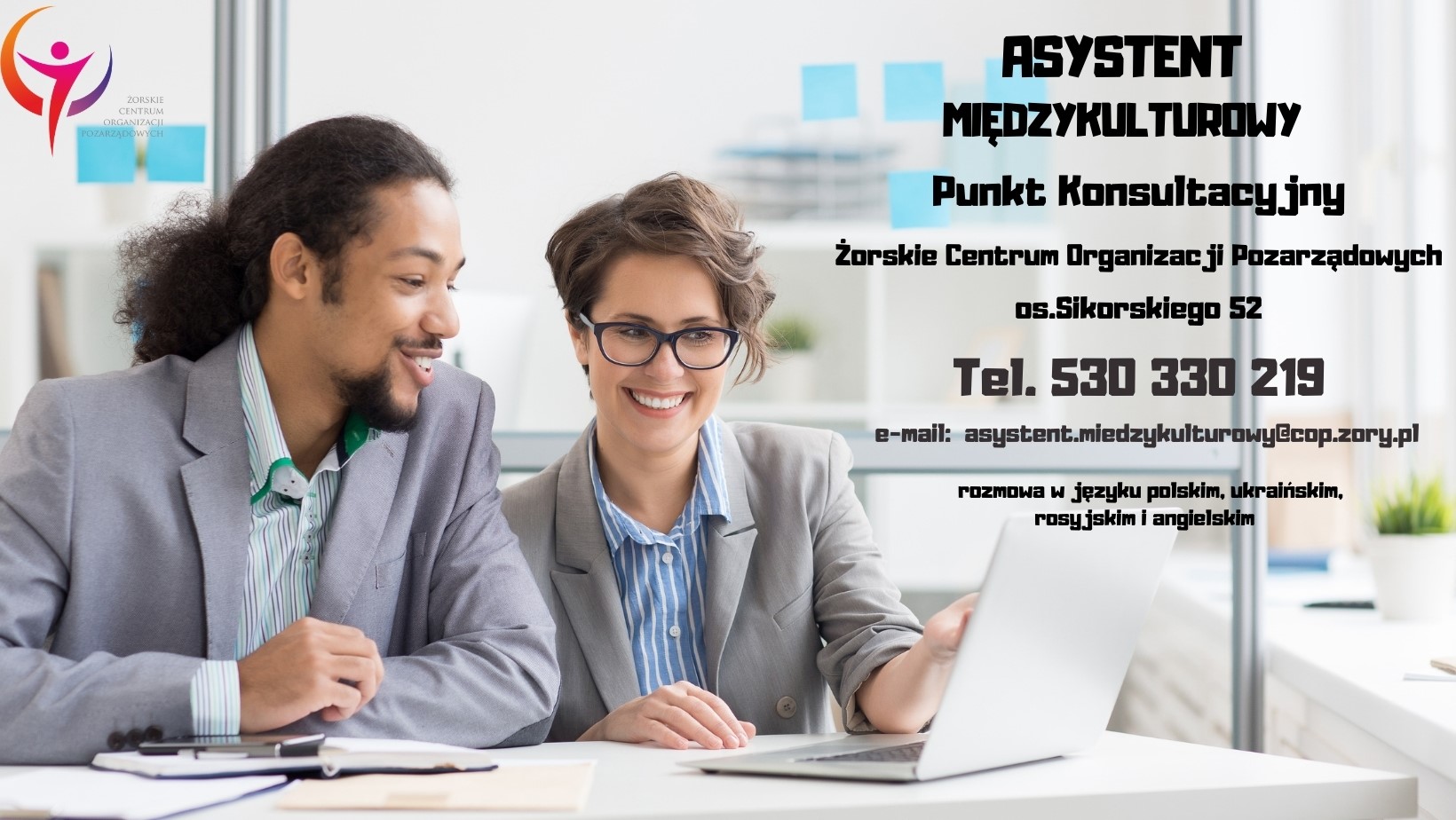 Grafika ilustracyjna. Na zdjęciu mężczyzna oraz kobieta przy laptopie. Napis: Asystent Międzykulturowy Punkt Konsultacyjny oraz dane kontaktowe podane w tekście. 