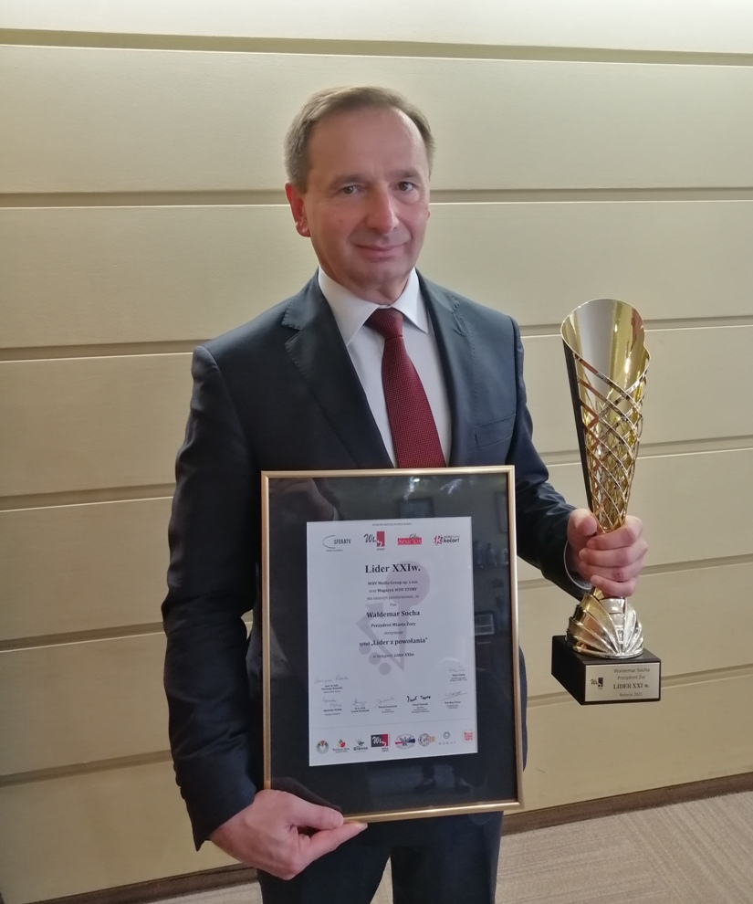 Na zdjęciu Waldemar Socha, Prezydent Miasta Żory z dyplomem oraz pucharem Lidera XXI wieku. 