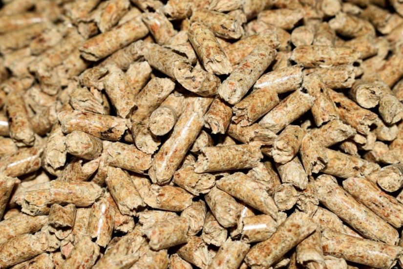 Na zdjęciu brązowy pellet z biomasy