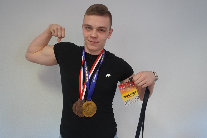 Na zdjęciu Jakub Frączek prezentuje medale Mistrzostw Polski i Mistrzostw Świata