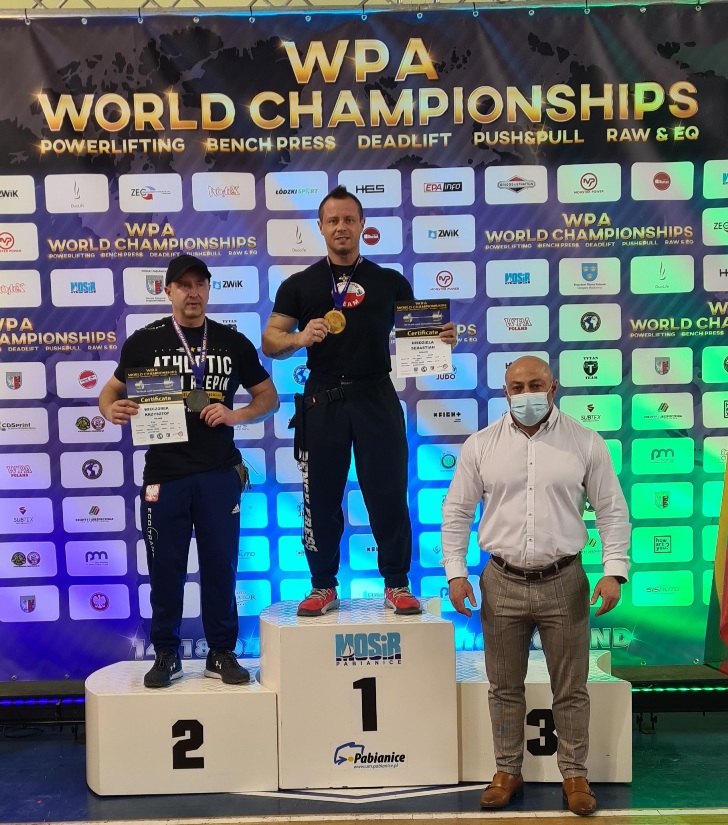 Na zdjęciu Sebastian Niedziela na najwyższym stopniu podium podczas wręczenia nagród na Mistrzostwach Świata federacji WPA