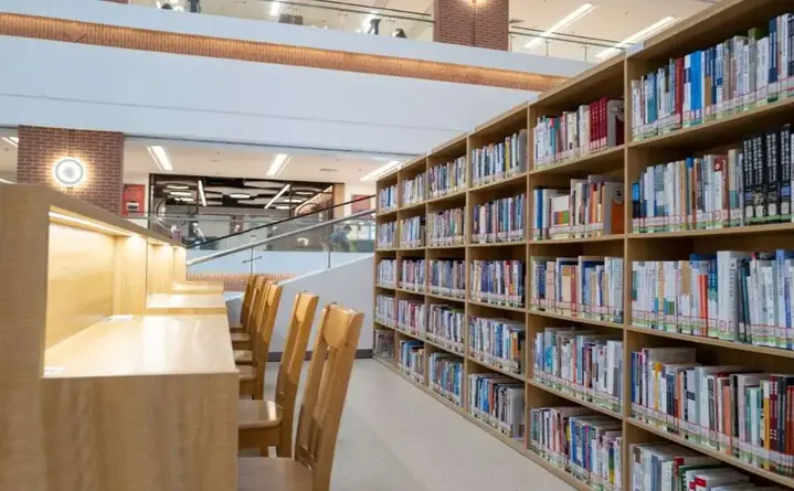 Zieleń, którą da się przytulić — fotografia Ewy Madej w bibliotece