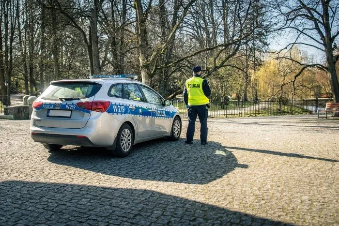 KMP w Żorach przypomina uczniom o bezpieczeństwie w drodze do szkoły z Sznupkiem