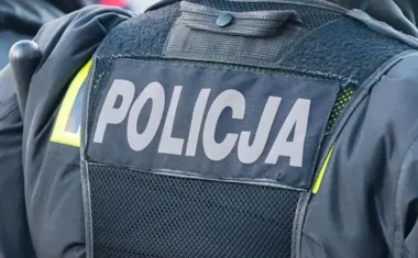 Ferie w Żorach - policjant w MOK uczy dzieci zasad, które ratują życie