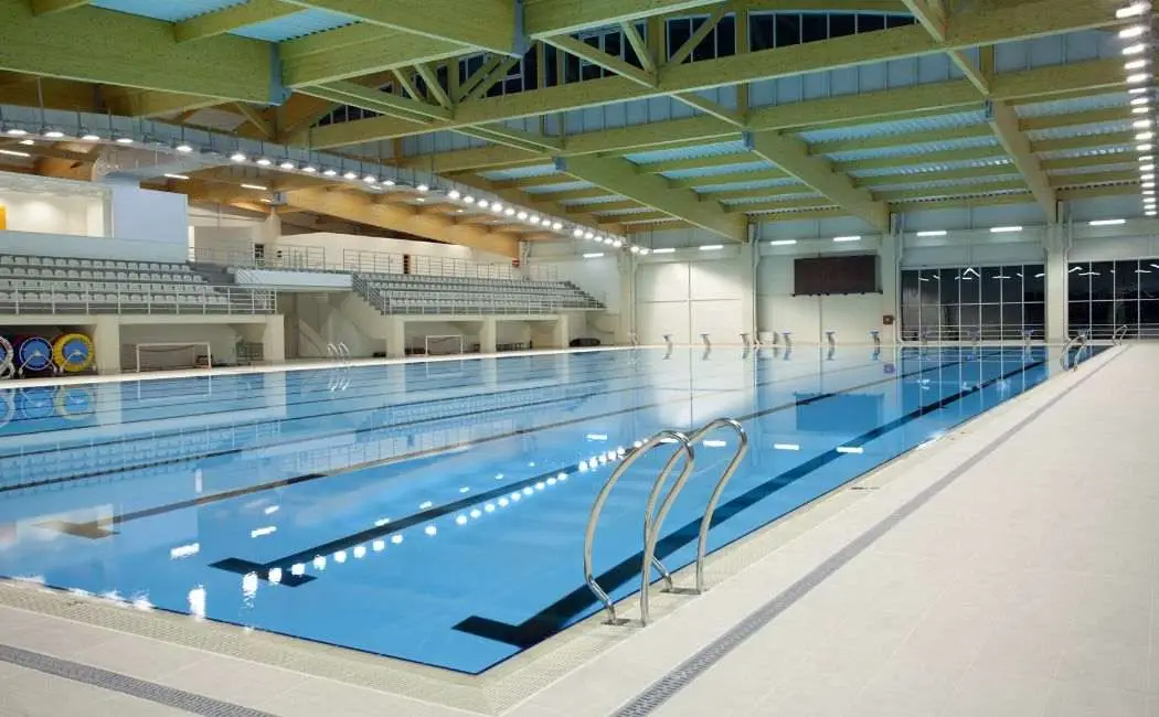 Arcymistrz Igor Janik gościł w Żorach - symultana przyciągnęła tłum młodych szachistów