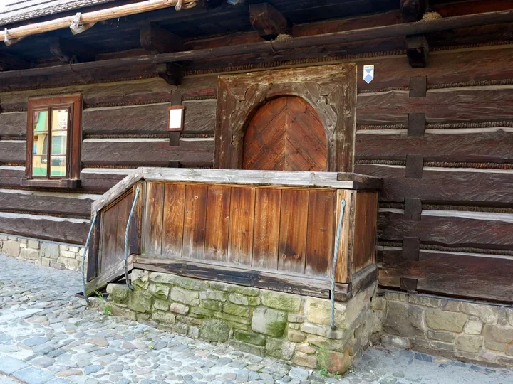 Drewniana mapa pamięci - chałupy Beskidu na zdjęciach Anny Łęczyńskiej