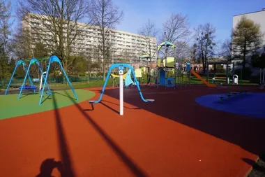 Przy SP 17 w Żorach wyrósł plac zabaw z linarium, huśtawkami i hamakiem