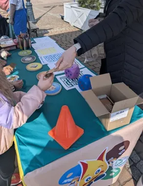 Wiosenny pochód w Żorach zamienił się w lekcję segregacji odpadów