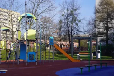 Place zabaw wracają do życia, a inspektorzy przypominają o przeglądach