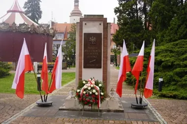Kwiaty na Żorskim Rynku w rocznicę końca II wojny światowej