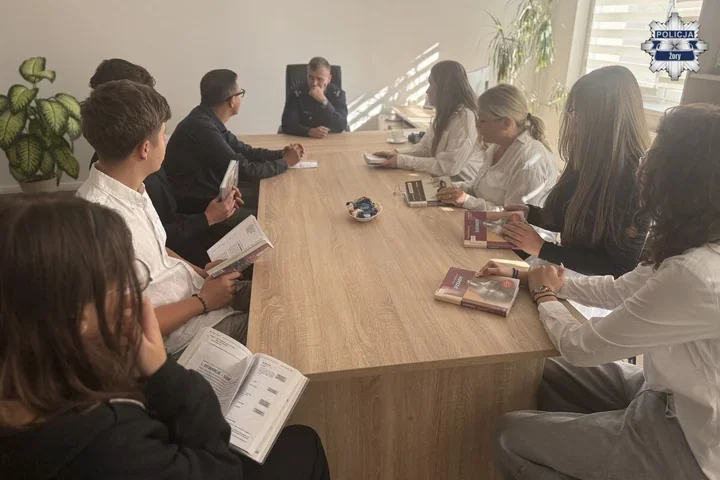 „Dziady” zabrzmiały w żorskiej komendzie. Rozmowa o służbie