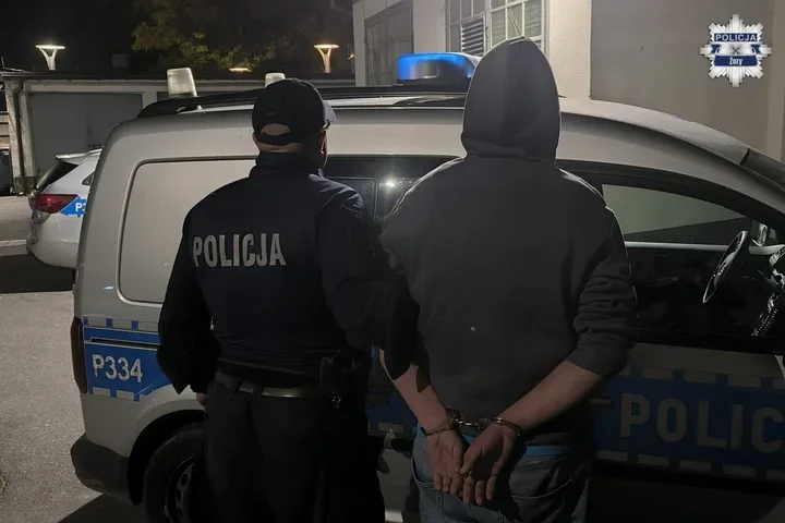 Wyrzucił woreczek i ruszył do ucieczki. Policjanci sprawdzili zawartość