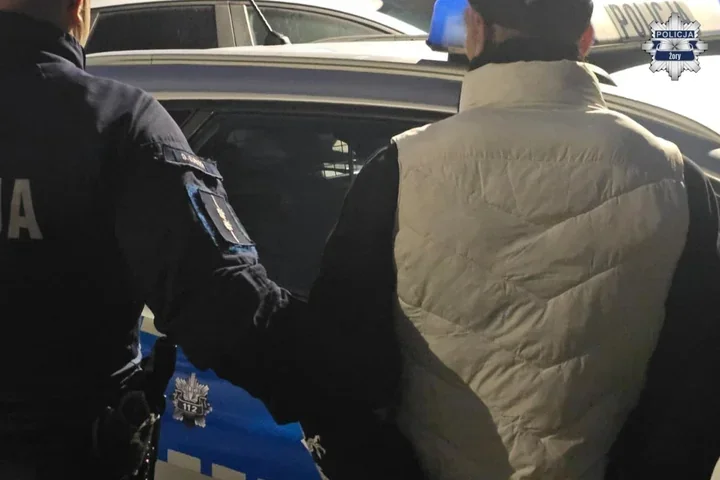 Schował dłoń po widoku patrolu. Dwóch mężczyzn zatrzymanych w Żorach
