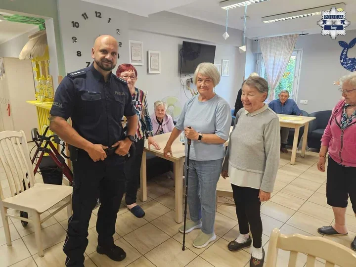Seniorzy w Żorach poznali sposoby, którymi oszuści wywierają presję