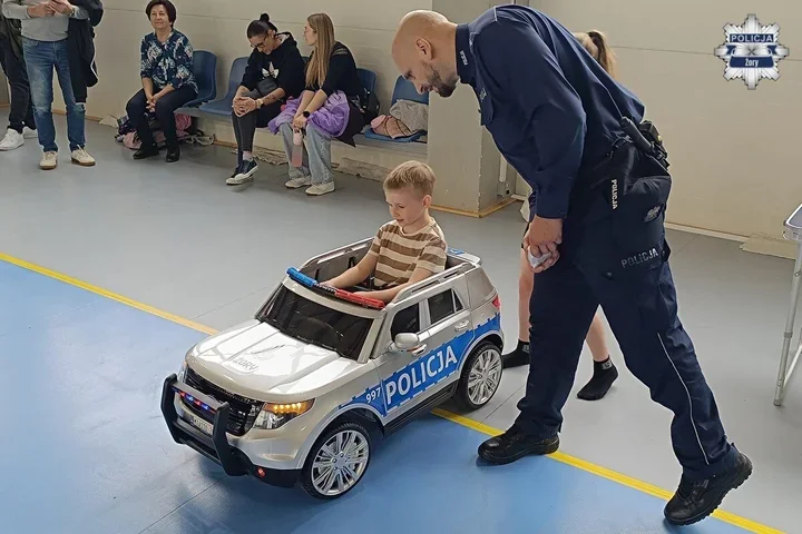 Mundurowi i uczniowie w Żorach pokazali najmłodszym, jak działa bezpieczeństwo