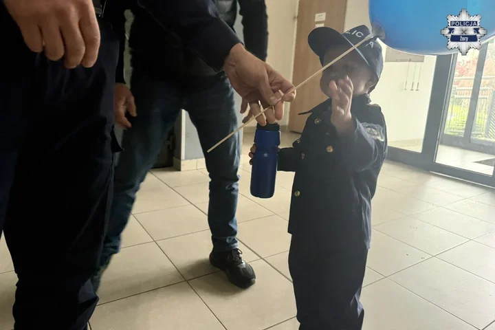 3-letni Nikodem w żorskiej komendzie od razu wybrał niebieski