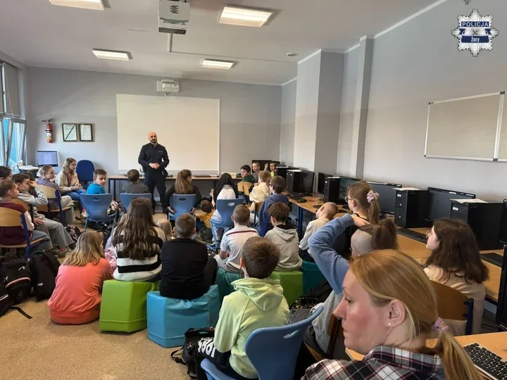 Policjant uczy czwartoklasistów o przemocy rówieśniczej - lekcja w SP4 w Żorach