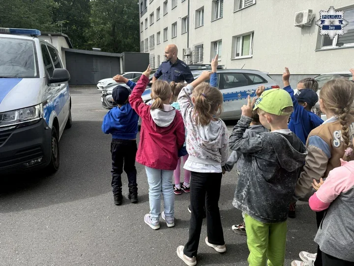 Sześciolatki z Żor w komendzie - policjanci pokazali kulisy służby