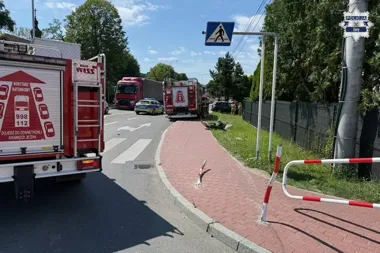 Chwila nieuwagi na rondzie w Żorach. Toyota uderzyła w Kię i infrastrukturę