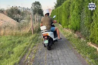 Motorowerem po chodniku w Żorach. Po służbie zatrzymał go policjant