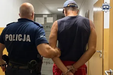 Nerwowo poprawiał czapkę. Policjanci znaleźli w niej substancję psychoaktywną
