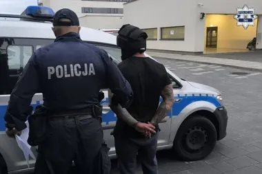31-latek dobijał się do drzwi mimo sądowego zakazu. Policja znalazła narkotyki