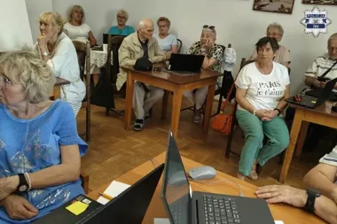 Seniorzy z Żor i Rybnika poznali sposoby na internetowe oszustwa