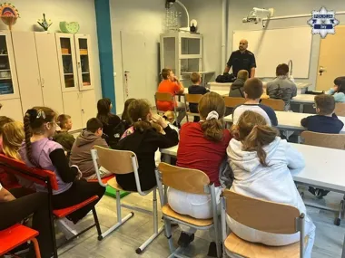 Policjant z Żor rozmawiał z uczniami o zasadach bezpieczeństwa