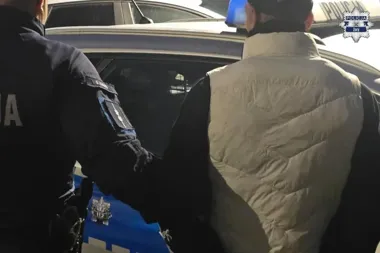 Schował dłoń po widoku patrolu. Dwóch mężczyzn zatrzymanych w Żorach