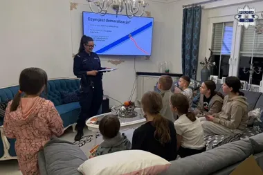 Dzielnicowe z Żor weszły do domu dziecka z radiowozem - hejt przykuł uwagę