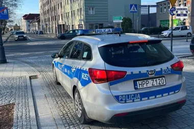 Mieli chwilę nieuwagi przy bibliotece - interwencja skończyła się mandatem i sądem