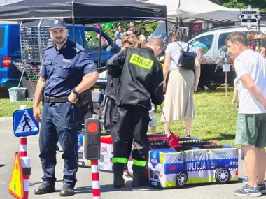 Policyjne stanowisko przyciągnęło dzieci na pikniku w Parku Cegielnia