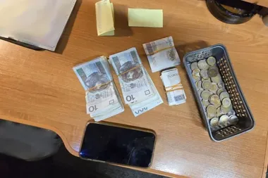 Nad ranem rozbito kasyno na Sikorskiego - trzy automaty wpadły w ręce policji
