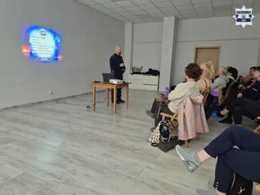 W Żorach policjanci pokazali seniorom, jak działa najgroźniejsza pułapka