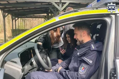 W Żorach policjanci uczyli uczniów, jak nie dać się hejtowi i sieci