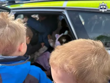 Przedszkolaki weszły do komendy w Żorach i zobaczyły policję z bliska