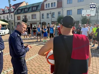 W Żorach streetball połączył mundurowych i uczniów w walce o podium