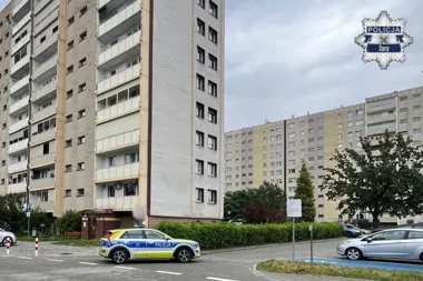 Wołał z balkonu o pomoc. Policjanci siłowo weszli do mieszkania w Żorach