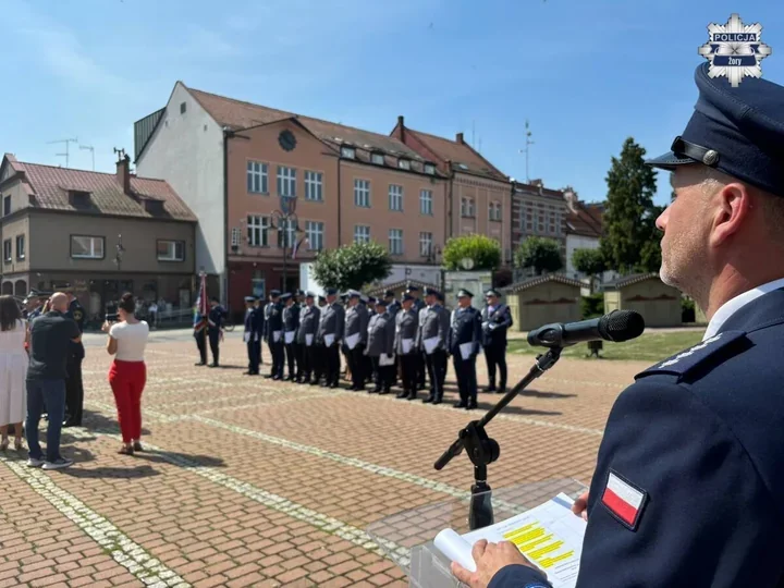 Awanse, odznaczenia i minuta ciszy. Święto Policji na Rynku w Żorach
