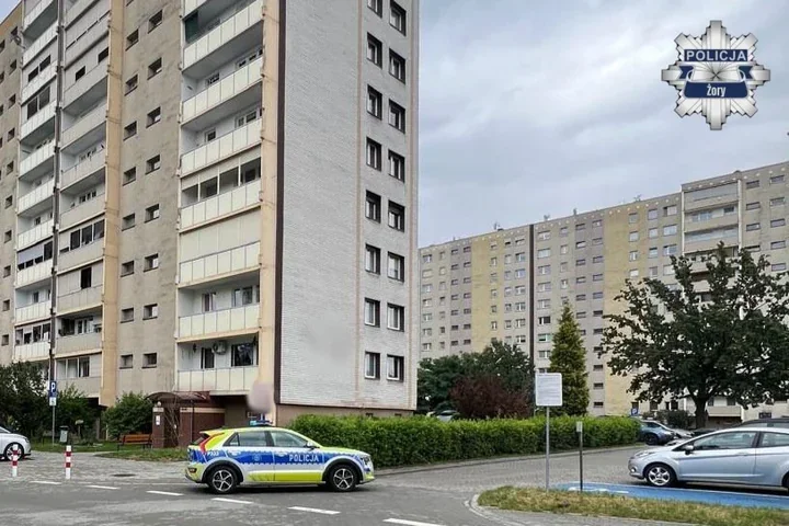 Wołał z balkonu o pomoc. Policjanci siłowo weszli do mieszkania w Żorach