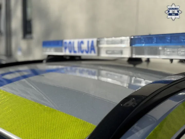 Dwie osoby na hulajnodze doprowadziły do zderzenia z samochodem