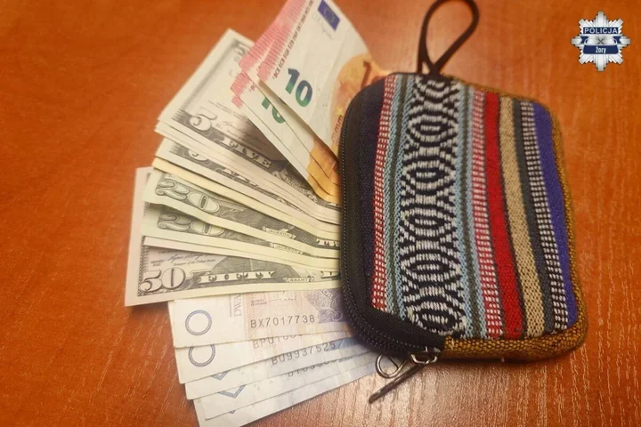Portfel z gotówką leżał na Sikorskiego. Trzej 16-latkowie zrobili właściwą rzecz